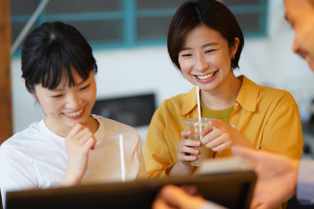 お客様が笑顔で商品を選んでいる画像