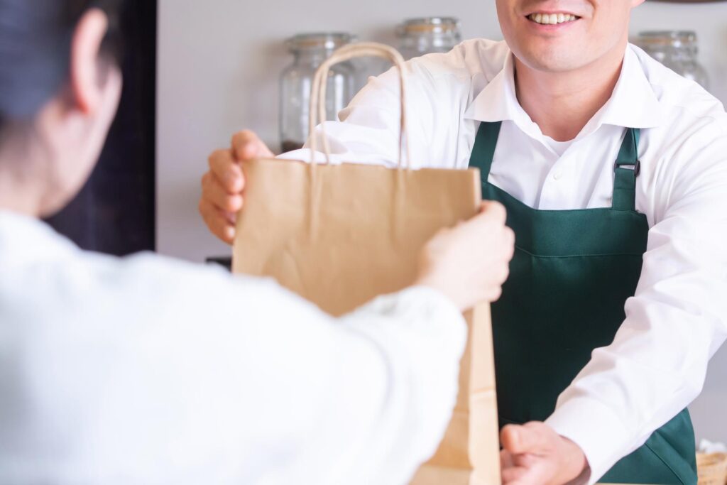 スタッフがお客様に商品を渡しているイメージ画像